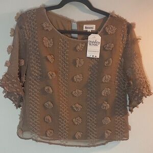 NWT Paisley and Park  &Merci Taupe Textured Short Sleeve Blouse in Medium